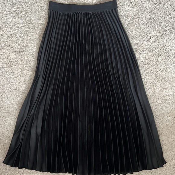 H&M black satin pleated midi skirt - Picture 2 of 3